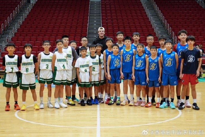 里夫斯中国行再次访港 化身教练亲自指导香港金牛青训球员