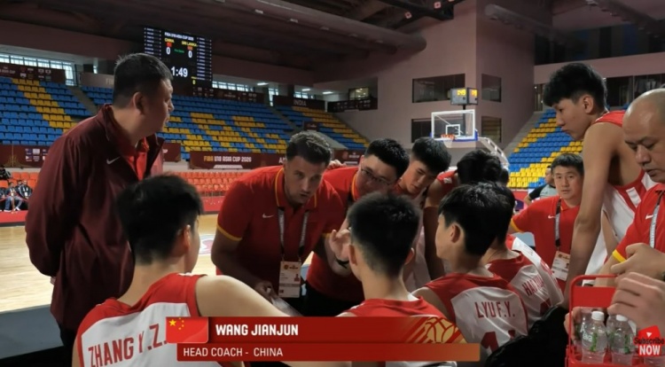U18男篮亚洲杯 中国对阵斯里兰卡进行中 助教马尔科维奇执教比赛